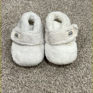 UGG white Baby shoes, US size 0/1, only worn once - perfect condition!